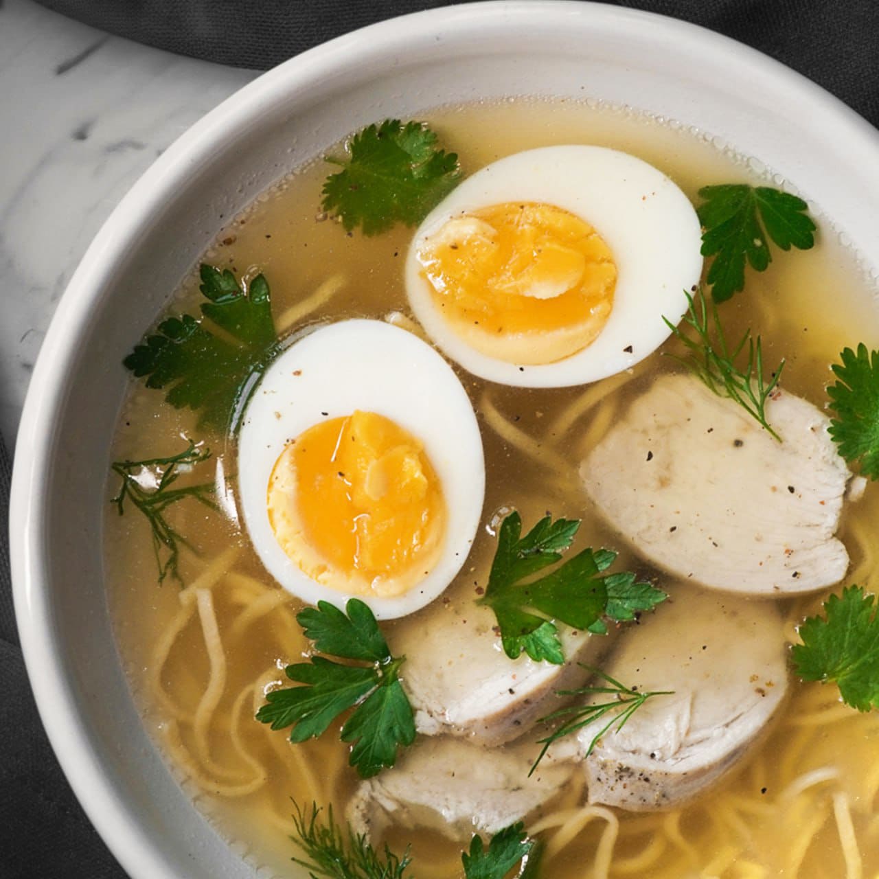 Бульон з курячою грудкою