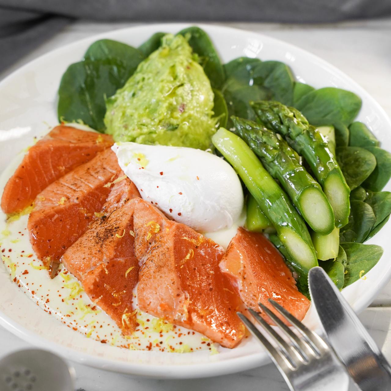 Лосось татакі зі спаржею