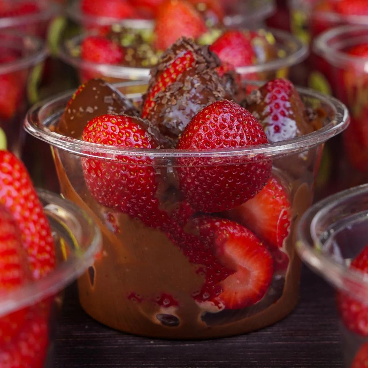 ПОЛУНИЦЯ З МОЛОЧНИМ ШОКОЛАДОМ