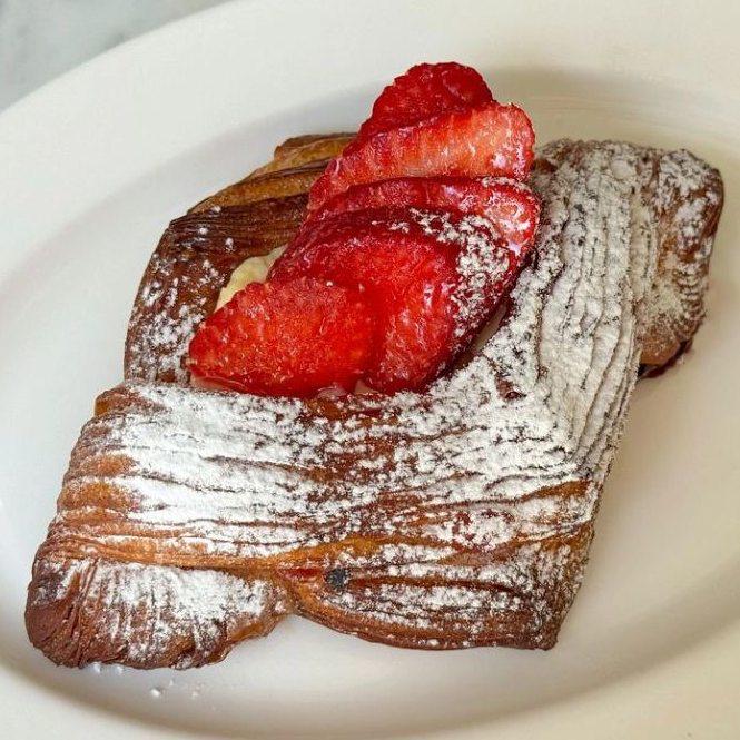 ДАНІШ З ПОЛУНИЦЕЮ